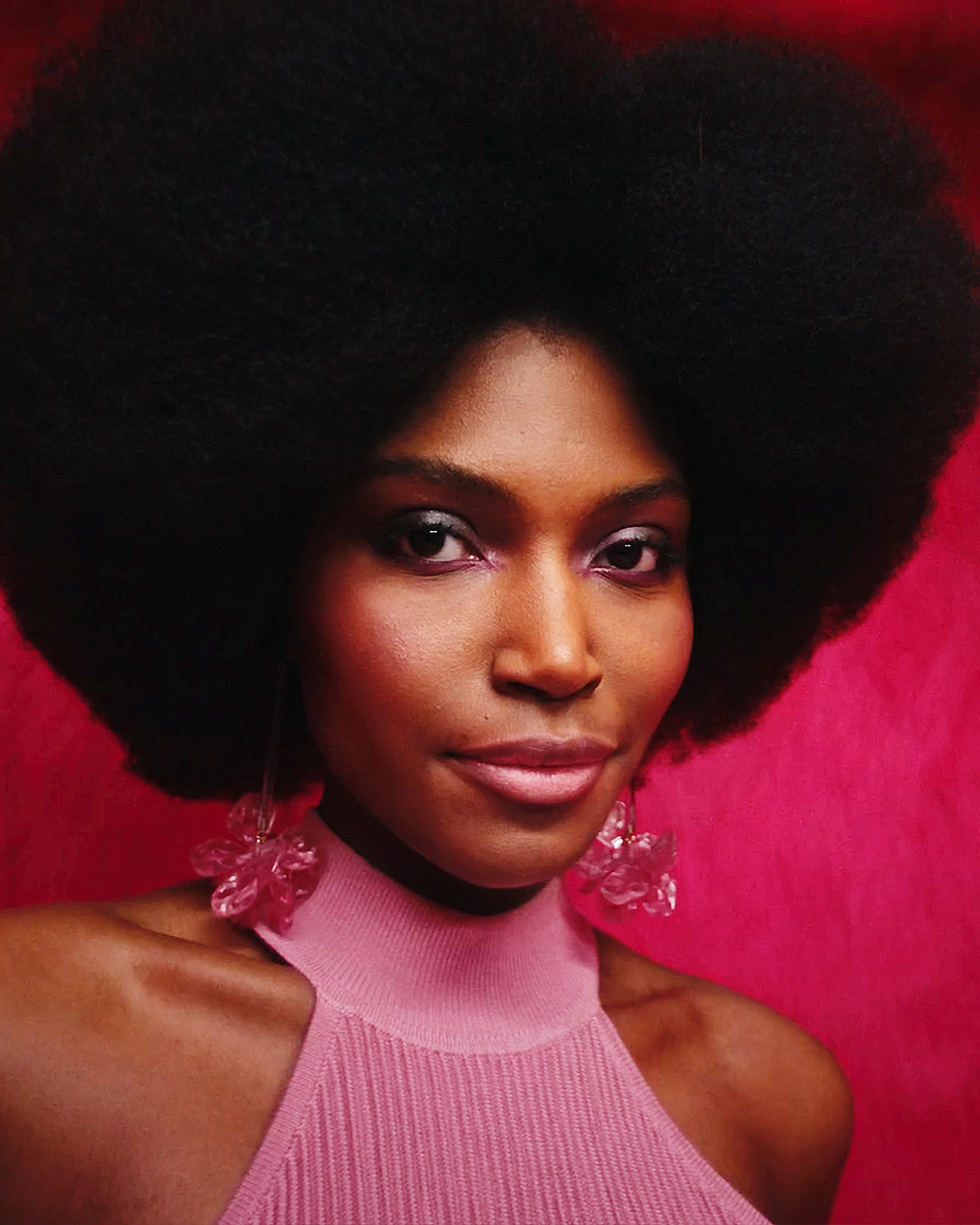 Direction artistique beauté : portrait d'une femme en rose sur fond rouge