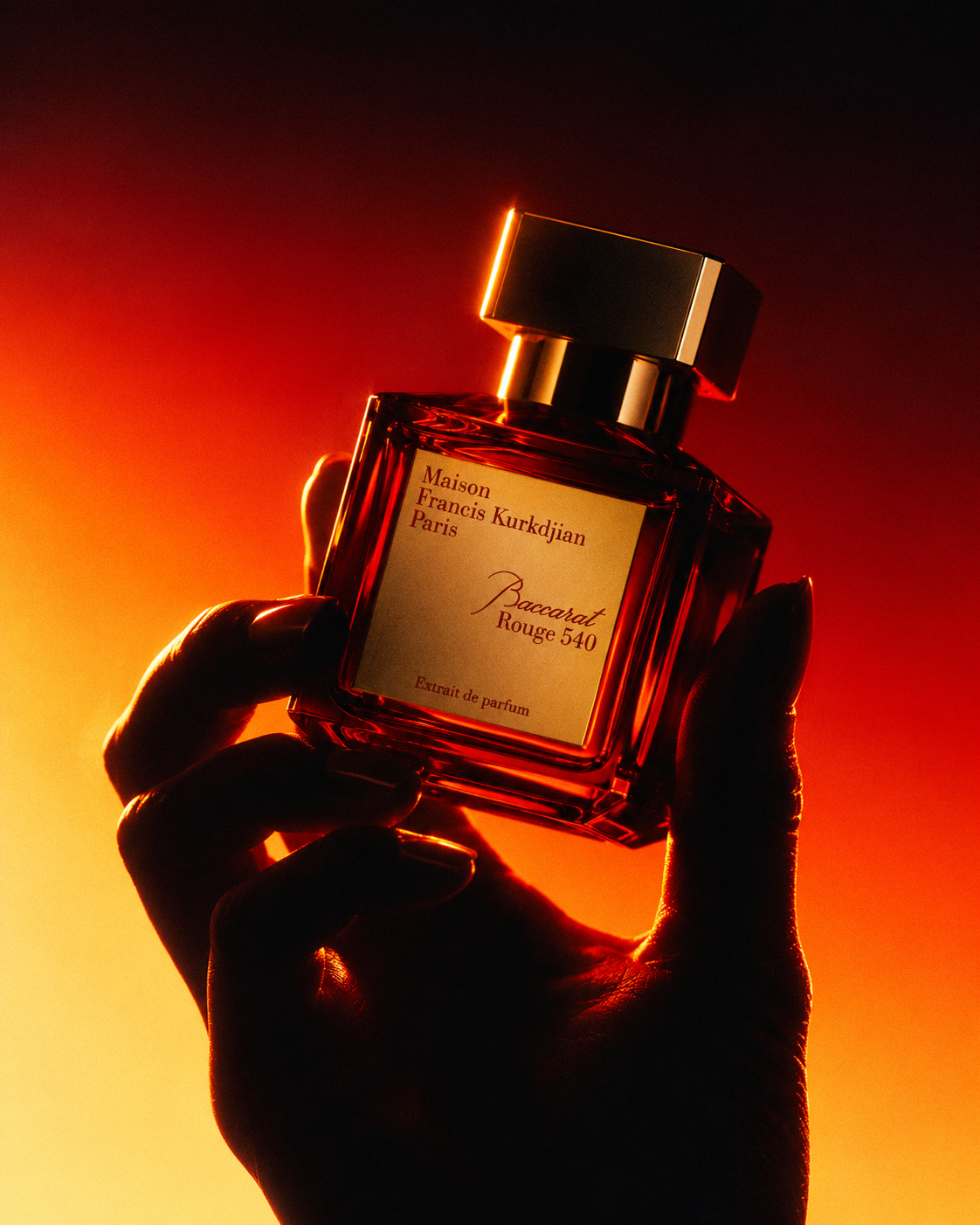 Campagne parfum de luxe : flacon Baccarat Rouge 540 de Maison Francis Kurkdjian tenu en main
